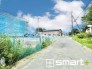～閑静な住宅街の立地～
・周辺は閑静な住宅街となっておりますので、静かな暮らしをご実現いただけます。
・前面道路の交通量も多くないので、小さなお子様がいるご家庭でもご安心ですね。（１号棟）

