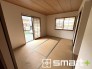 ～２面採光の明るいお部屋～
・和室は２面採光とする事で穏やかな陽の入る明るい空間となっております。
・くつろぎのプライベート時間を明るい空間で穏やかにお過ごしいただけます。
