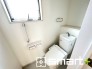 ～２階にもトイレ～
・通勤・通学など朝の忙しい時間帯でもトイレ待ちのストレスがなく快適ですね。
・１階はゲスト用、２階は家族用のように使い分けることで来客時も気兼ねなく使えます。
