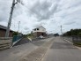 ～十分な広さのある前面道路～
・前面道路は約8.1ｍございますので、お車でのすれ違いも楽々で余計なストレスがかかりません。
・日々お車での移動が多い方には大切なポイントですね。

