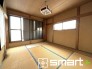 ～２面採光の明るいお部屋～
・和室は２面採光とする事で穏やかな陽の入る明るい空間となっております。
・くつろぎのプライベート時間を明るい空間で穏やかにお過ごしいただけます。
