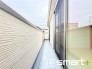 ～洗濯物も干しやすいバルコニー～
・陽当たり良好のバルコニーは2部屋から出入りができて毎日のお洗濯も快適。
・物干し竿受けが標準装備されているのですぐにお使いいただけます。
