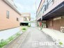 ～閑静な住宅街の立地～
・周辺は閑静な住宅街となっておりますので、静かな暮らしをご実現いただけます。
・前面道路の交通量も多くないので、小さなお子様がいるご家庭でもご安心ですね。
