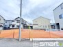 ～十分な広さのある前面道路～
・前面道路は約４ｍございますので、お車でのすれ違いも楽々で余計なストレスがかかりません。
・日々お車での移動が多い方には大切なポイントですね。
