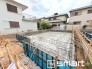 2号棟 ～ベタ基礎でしっかりとした土台～
・コンクリートの中に鉄筋を配し強度を高めた「ベタ基礎」を採用。
・しっかりとした土台を造ったうえで、その上に建物が築造されていきます。
