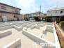 Ｂ号棟 ～ベタ基礎でしっかりとした土台～
・コンクリートの中に鉄筋を配し強度を高めた「ベタ基礎」を採用。
・しっかりとした土台を造ったうえで、その上に建物が築造されていきます。
