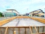 1号棟 ～ベタ基礎でしっかりとした土台～
・コンクリートの中に鉄筋を配し強度を高めた「ベタ基礎」を採用。
・しっかりとした土台を造ったうえで、その上に建物が築造されていきます。
