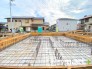 2号棟 ～ベタ基礎でしっかりとした土台～
・コンクリートの中に鉄筋を配し強度を高めた「ベタ基礎」を採用。
・しっかりとした土台を造ったうえで、その上に建物が築造されていきます。

