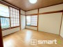 ～収納豊富な洋室～
・各居室に備え付けの収納をご用意。タンスなどを置く場合と比べ出っ張らないので部屋の中を有効のご活用いただけます。
・収納の広さなどぜひ現地でご確認くださいませ。

