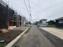 1号棟 ～十分な広さのある前面道路～
・前面道路は約５ｍございますので、お車でのすれ違いも楽々で余計なストレスがかかりません。
・日々お車での移動が多い方には大切なポイントですね。
