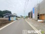 2号棟 ～十分な広さのある前面道路～
・前面道路は約５ｍございますので、お車でのすれ違いも楽々で余計なストレスがかかりません。
・日々お車での移動が多い方には大切なポイントですね。

