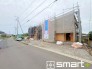 2号棟 ～閑静な住宅街の立地～
・周辺は閑静な住宅街となっておりますので、静かな暮らしをご実現いただけます。
・前面道路の交通量も多くないので、小さなお子様がいるご家庭でもご安心ですね。
