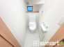 ～やはり便利なタンク式トイレ～
・最近はタンクレストイレもございますが、タンク式の場合は停電時もお水を流すことが可能。
・故障時なども比較的費用が安くなるなど、メリットが多くなります。（２号棟）
