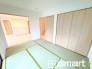 ～「和みの部屋」和室をご用意～
・ゴロンと寝転がったり、お子様のいるご家庭ではお子様を寝かしつけたり、などご活用いただける和室をご用意。
・やはり畳の香りは心が落ち着きますね。（２号棟）

