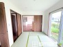 ～使い勝手の良い「和洋室」～
・畳敷きに建具は洋風、というハイブリッド型の「和洋室」。和室と洋室の良い所を組み合わせたお部屋です。
・やはり畳の香りは心が落ち着きますね。（１号棟）
