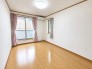 ～収納豊富な洋室～
・各居室に備え付けの収納をご用意。タンスなどを置く場合と比べ出っ張らないので部屋の中を有効のご活用いただけます。
・収納の広さなどぜひ現地でご確認くださいませ。
