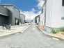 ～十分な広さのある前面道路～
・前面道路は約4ｍございますので、お車でのすれ違いも可能で余計なストレスがかかりません。
・日々お車での移動が多い方には大切なポイントですね。
