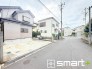 ～閑静な住宅街の立地～
・周辺は閑静な住宅街となっておりますので、静かな暮らしをご実現いただけます。
・前面道路の交通量も多くないので、小さなお子様がいるご家庭でもご安心ですね。
