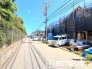 ～十分な広さのある前面道路～
・前面道路は約６ｍございますので、お車でのすれ違いも楽々で余計なストレスがかかりません。
・日々お車での移動が多い方には大切なポイントですね。（１号棟）
