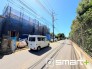2号棟 ～十分な広さのある前面道路～
・前面道路は約６ｍございますので、お車でのすれ違いも楽々で余計なストレスがかかりません。
・日々お車での移動が多い方には大切なポイントですね。
