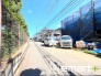 2号棟 ～閑静な住宅街の立地～
・周辺は閑静な住宅街となっておりますので、静かな暮らしをご実現いただけます。
・前面道路の交通量も多くないので、小さなお子様がいるご家庭でもご安心ですね。
