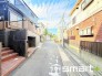 ～閑静な住宅街の立地～
・周辺は閑静な住宅街となっておりますので、静かな暮らしをご実現いただけます。
・前面道路の交通量も多くないので、小さなお子様がいるご家庭でもご安心ですね。
