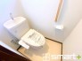 ～やはり便利なタンク式トイレ～
・最近はタンクレストイレもございますが、タンク式の場合は停電時もお水を流すことが可能。
・故障時なども比較的費用が安くなるなど、メリットが多くなります。

