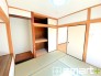～「和みの部屋」和室をご用意～
・ゴロンと寝転がったり、お子様のいるご家庭ではお子様を寝かしつけたり、などご活用いただける和室をご用意。
・やはり畳の香りは心が落ち着きますね。
