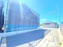 ～閑静な住宅街の立地～
・周辺は閑静な住宅街となっておりますので、静かな暮らしをご実現いただけます。
・前面道路の交通量も多くないので、小さなお子様がいるご家庭でもご安心ですね。
