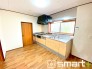 ～リビングを有効活用～
・キッチンは対面式ではなく壁側にございますので、お部屋の中の空間を有効活用できます。
・現地ではぜひ家具の配置などもイメージしながらご見学くださいませ。
