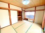 ～２面採光の明るいお部屋～
・和室は２面採光とする事で穏やかな陽の入る明るい空間となっております。
・くつろぎのプライベート時間を明るい空間で穏やかにお過ごしいただけます。
