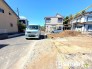 ～十分な広さのある前面道路～
・前面道路は約６ｍございますので、お車でのすれ違いも楽々で余計なストレスがかかりません。
・日々お車での移動が多い方には大切なポイントですね。
(１号棟)