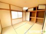 ～２面採光の明るいお部屋～
・和室は２面採光とする事で穏やかな陽の入る明るい空間となっております。
・くつろぎのプライベート時間を明るい空間で穏やかにお過ごしいただけます。
