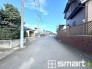 ～閑静な住宅街の立地～
・周辺は閑静な住宅街となっておりますので、静かな暮らしをご実現いただけます。
・前面道路の交通量も多くないので、小さなお子様がいるご家庭でもご安心ですね。

