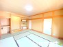 ～「和みの部屋」和室をご用意～
・ゴロンと寝転がったり、お子様のいるご家庭ではお子様を寝かしつけたり、などご活用いただける和室をご用意。
・やはり畳の香りは心が落ち着きますね。
