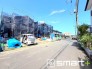 ～閑静な住宅街の立地～
・周辺は閑静な住宅街となっておりますので、静かな暮らしをご実現いただけます。
・前面道路の交通量も多くないので、小さなお子様がいるご家庭でもご安心ですね。

