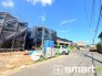 2号棟 ～閑静な住宅街の立地～
・周辺は閑静な住宅街となっておりますので、静かな暮らしをご実現いただけます。
・前面道路の交通量も多くないので、小さなお子様がいるご家庭でもご安心ですね。
