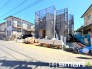 ～閑静な住宅街の立地～
・周辺は閑静な住宅街となっておりますので、静かな暮らしをご実現いただけます。
・前面道路の交通量も多くないので、小さなお子様がいるご家庭でもご安心ですね。
