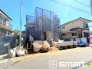 ～十分な広さのある前面道路～
・前面道路は約５ｍございますので、お車でのすれ違いも楽々で余計なストレスがかかりません。
・日々お車での移動が多い方には大切なポイントですね。
