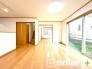 ～穏やかな陽の入るＬＤＫ～
・大きな窓のあるＬＤＫは陽当りも良好で明るい空間となっております。
・ご家族団らんなど過ごす時間の多いＬＤＫが明るいのは嬉しいポイントですね。
