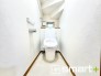 ～新品交換済みのトイレ～
・温水洗浄機能付きに新品交換済みなので快適ですね。
・窓があるので使用後や掃除の際には換気もしやすく快適ですね。