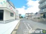 ～閑静な住宅街の立地～
・周辺は閑静な住宅街となっておりますので、静かな暮らしをご実現いただけます。
・前面道路の交通量も多くないので、小さなお子様がいるご家庭でもご安心ですね。
(２号棟)