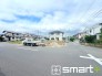 ～十分な広さのある前面道路～
・前面道路は約６ｍございますので、お車でのすれ違いも楽々で余計なストレスがかかりません。
・日々お車での移動が多い方には大切なポイントですね。
