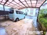 並列２台をゆとりをもって駐車できる奥行きのあるカーポートを備え、雨の日でもスムーズな動線を叶える使い勝手の良い駐車スペースです

