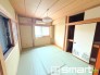 ～収納豊富な洋室～
・各居室に備え付けの収納をご用意。タンスなどを置く場合と比べ出っ張らないので部屋の中を有効のご活用いただけます。
・収納の広さなどぜひ現地でご確認くださいませ。
