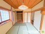 ～「和みの部屋」和室をご用意～
・ゴロンと寝転がったり、お子様のいるご家庭ではお子様を寝かしつけたり、などご活用いただける和室をご用意。
・やはり畳の香りは心が落ち着きますね。

