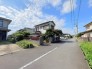 ～閑静な住宅街の立地～
・周辺は閑静な住宅街となっておりますので、静かな暮らしをご実現いただけます。
・前面道路の交通量も多くないので、小さなお子様がいるご家庭でもご安心ですね。
