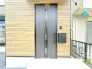 ～お住まいの顔「玄関」～
・玄関ドアの上にはもちろん軒がございますので、雨の日でも濡れずに鍵の開閉が可能です。
・鍵は防犯性に優れたディンプルキーを採用。
