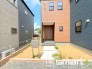 ～お住まいの顔「玄関」～
・玄関ドアの上にはもちろん軒がございますので、雨の日でも濡れずに鍵の開閉が可能です。
・鍵は防犯性に優れたディンプルキーを採用。
