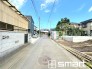 ～十分な広さのある前面道路～
・前面道路は約４ｍございますので、お車でのすれ違いも可能で余計なストレスがかかりません。
・日々お車での移動が多い方には大切なポイントですね。
